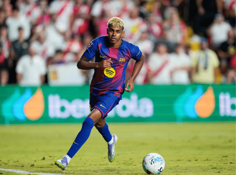 Sbobet.site - Bintang muda Barcelona, Lamine Yamal, resmi dinobatkan sebagai pemenang Trofi Kopa 2025 sbobet dalam malam penghargaan Ballon d’Or. Gelar ini diberikan kepada pesepakbola terbaik dunia berusia di bawah 21 tahun. Pemain berusia 18 tahun tersebut tampil gemilang sepanjang musim 2024/25 bersama Blaugrana. Ia berperan besar dalam keberhasilan Barcelona meraih treble domestik, sebuah pencapaian yang membuatnya juga masuk nominasi Ballon d’Or kategori utama. Meski begitu, penghargaan tertinggi akhirnya jatuh ke tangan Ousmane Dembélé dari Paris Saint-Germain (PSG). Saat menyerahkan penghargaan, legenda Ruud Gullit memberikan seloroh kepada Yamal: “Saya rasa kita akan melihat dia berdiri di sini lagi suatu hari nanti.” Dalam pidato singkatnya, Yamal menyampaikan rasa terima kasih. “Terima kasih kepada France Football atas kehormatan ini. Saya bangga bisa berada di sini lagi. Terima kasih juga untuk Barcelona dan tim nasional. Tanpa mereka, saya tidak mungkin berdiri di sini,” ujar Yamal. Pelatih Barcelona, Hansi Flick, sempat memberikan pandangan sebelum acara. Ia menilai Yamal punya masa depan cerah, meski untuk saat ini sekadar nominasi sudah cukup membanggakan. “Apakah dia akan memenangkan Ballon d’Or tahun ini, saya tidak tahu. Tapi saya yakin suatu saat nanti dia akan meraihnya,” kata Flick. Kemenangan ini menjadikan Yamal pemain pertama dalam sejarah yang berhasil meraih Trofi Kopa dua kali beruntun. Tahun lalu ia meraih 113 poin, unggul atas Arda Güler (Real Madrid) dan Kobbie Mainoo (Manchester United). Tahun ini, ia kembali berjaya dengan mengalahkan Desire Doué (PSG), yang sebelumnya mencetak dua gol di final Liga Champions kontra Inter Milan. Kontroversi Peringkat Ballon d’Or 2025 Namun, euforia malam penghargaan tidak sepenuhnya berjalan mulus. Di Prancis, muncul gelombang protes setelah daftar peringkat Ballon d’Or diumumkan. Baca Juga : Gerd Müller: Bomber Abadi yang Mengubah Wajah Sepak Bola Sbobet Fans PSG dibuat heran ketika melihat Jude Bellingham menempati posisi ke-23, satu tingkat di atas Fabian Ruiz—gelandang Spanyol yang musim lalu menjadi pahlawan utama klub Paris tersebut. Di forum daring dan media sosial, banyak pendukung PSG meluapkan kekecewaannya. Salah satu komentar berbunyi: “Bellingham di atas Fabian Ruiz? Itu jelas sebuah lelucon.” Kemarahan itu tidak lepas dari performa Ruiz. Di semifinal Piala Dunia Antarklub 2025, Ruiz mencetak dua gol yang mengantarkan PSG menggilas Real Madrid 4-0. Sementara itu, Bellingham yang baru masuk di babak kedua nyaris tidak memberikan pengaruh. Fakta inilah yang membuat para fans menilai hasil pemungutan suara sangat tidak adil. Musim lalu juga menjadi salah satu periode terbaik dalam karier Ruiz. Di bawah arahan Luis Enrique, ia menjadi motor lini tengah PSG yang sukses meraih treble, termasuk gelar Liga Champions pertama dalam sejarah klub. Meski gagal bersama timnas Spanyol di UEFA Nations League, kontribusinya di level klub sangat menentukan. Sebaliknya, Bellingham justru menjalani musim yang sulit di Real Madrid. Cedera bahu dan tulang selangka membuat performanya menurun drastis, sementara Los Blancos gagal menorehkan prestasi berarti di semua ajang. Tak heran, peringkat akhir Ballon d’Or menuai gelombang kritik. Seorang netizen bahkan menuliskan: “Fabian Ruiz ke-24, João Neves ke-19… (tertawa keras).” Perdebatan pun mencuat: apakah sistem pemungutan suara Ballon d’Or Sbobet benar-benar mencerminkan kontribusi nyata di lapangan, atau justru lebih banyak dipengaruhi faktor popularitas? Di Paris, jawabannya tegas: menempatkan Bellingham di atas Fabian Ruiz adalah bentuk ketidakadilan dan kurangnya penghargaan bagi bintang yang membawa PSG ke puncak Eropa.