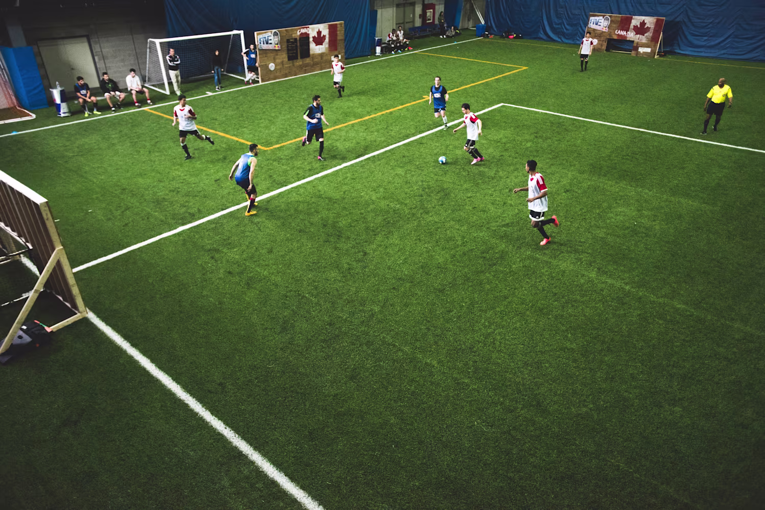 sepak bola indoor vs outdoor